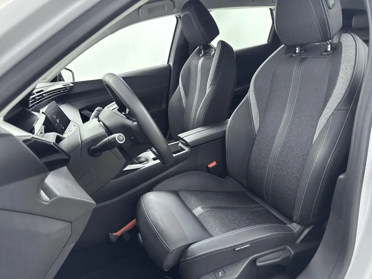 130pk Active Pack Business | Navigatie | CarPlay | Stoelverwarming | AGR Stoelen