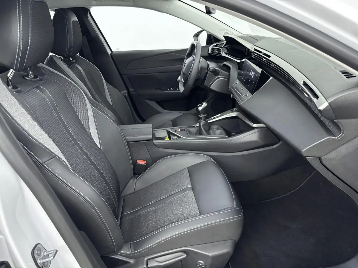 130pk Active Pack Business | Navigatie | CarPlay | Stoelverwarming | AGR Stoelen