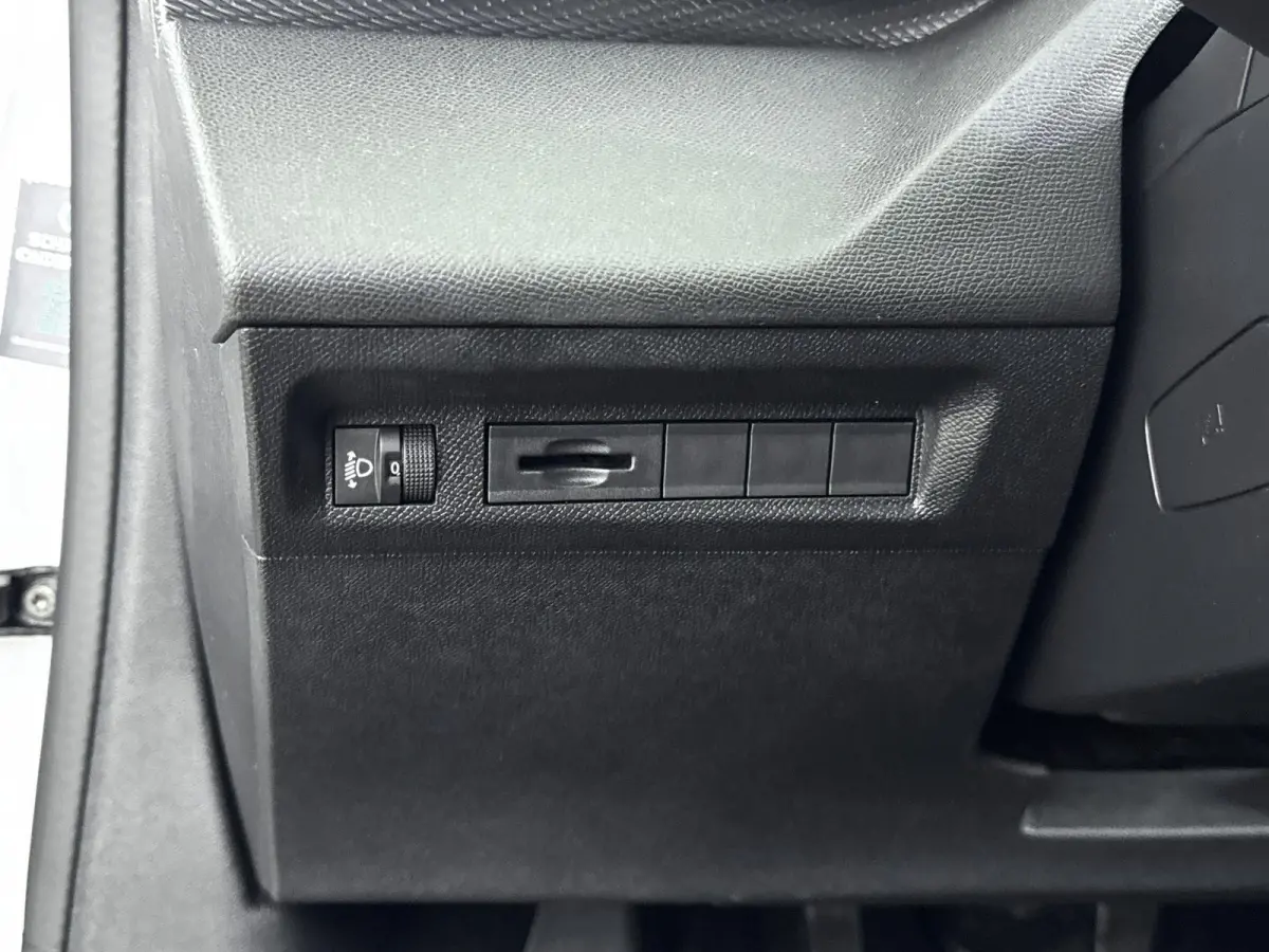 130pk Active Pack Business | Navigatie | CarPlay | Stoelverwarming | AGR Stoelen