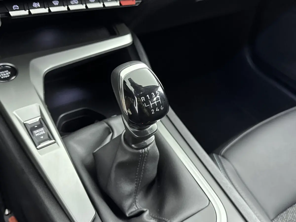 130pk Active Pack Business | Navigatie | CarPlay | Stoelverwarming | AGR Stoelen