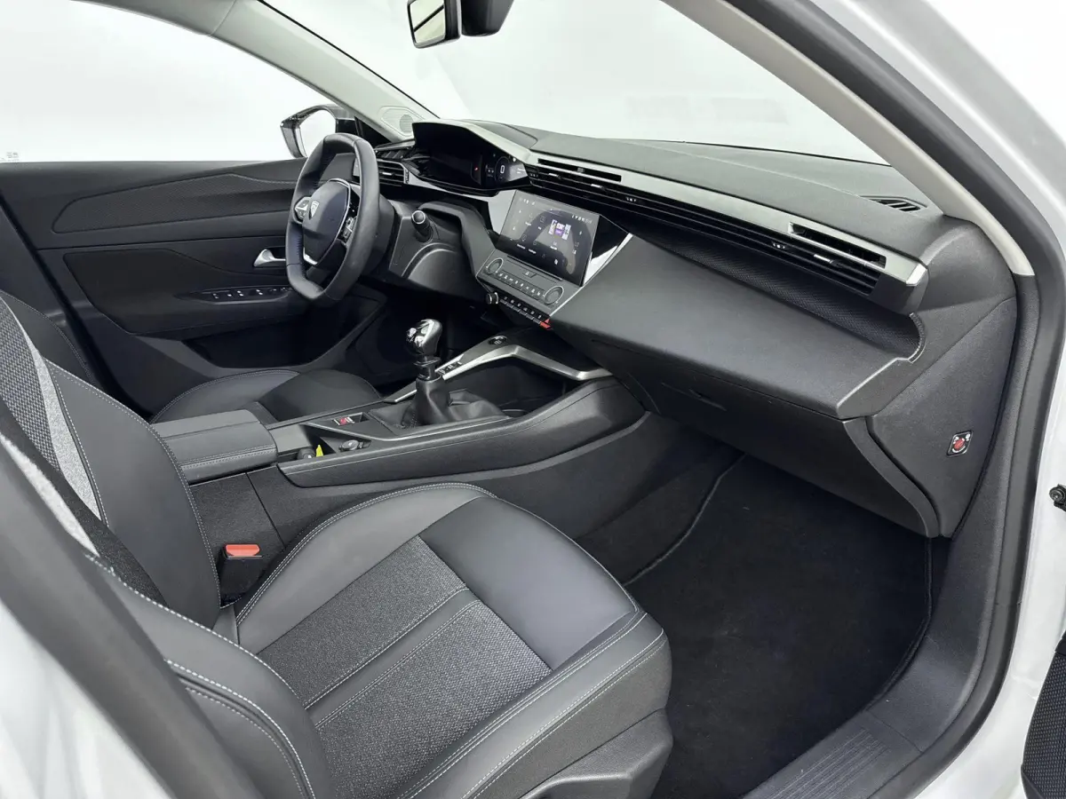 130pk Active Pack Business | Navigatie | CarPlay | Stoelverwarming | AGR Stoelen