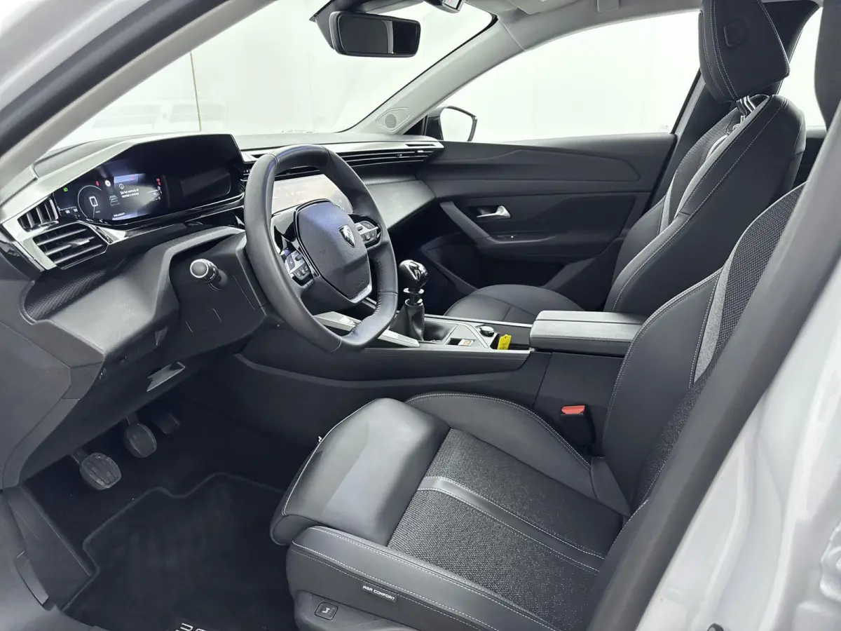 130pk Active Pack Business | Navigatie | CarPlay | Stoelverwarming | AGR Stoelen
