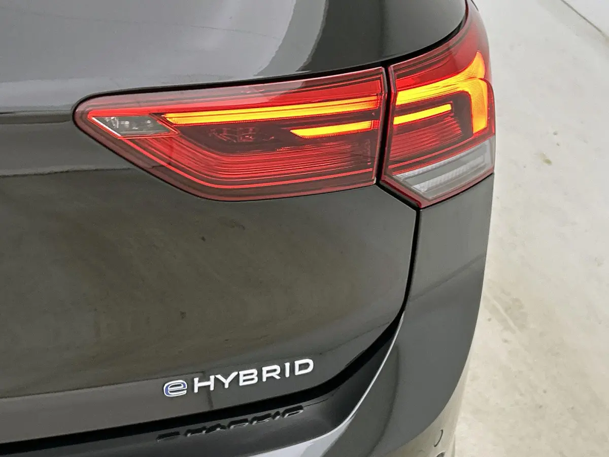 1.4 eHybrid Style | APPLE CARPLAY | ANDROID AUTO | ACHTERUITRIJCAMERA | STOELVERWARMING | STUURVERWARMING | SFEERVERLICHTING | IQ LIGHT VOOR | LICHTMETALEN VELGEN | COMFORT STOELEN | DAB RAD