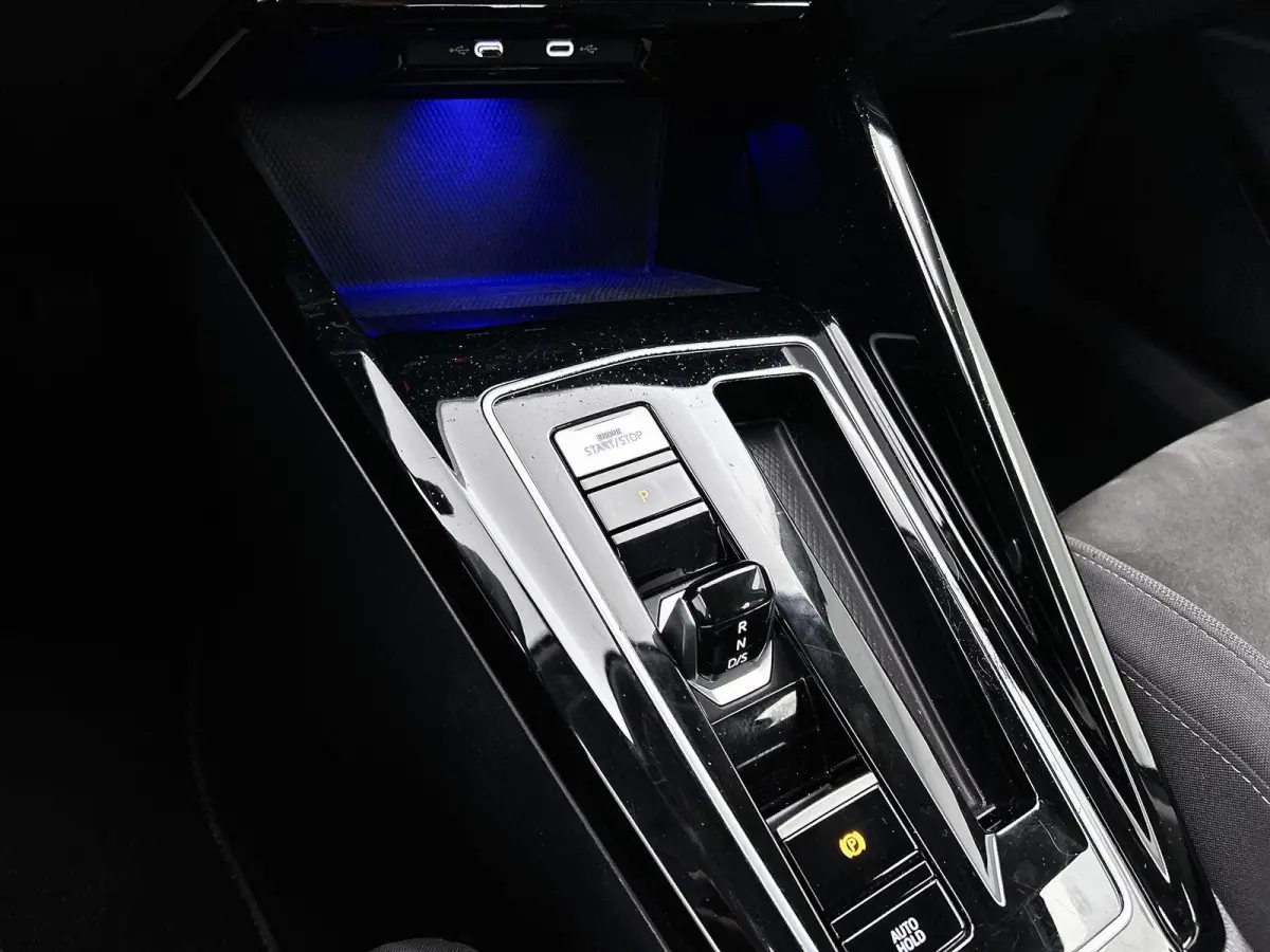 1.4 eHybrid Style | APPLE CARPLAY | ANDROID AUTO | ACHTERUITRIJCAMERA | STOELVERWARMING | STUURVERWARMING | SFEERVERLICHTING | IQ LIGHT VOOR | LICHTMETALEN VELGEN | COMFORT STOELEN | DAB RAD