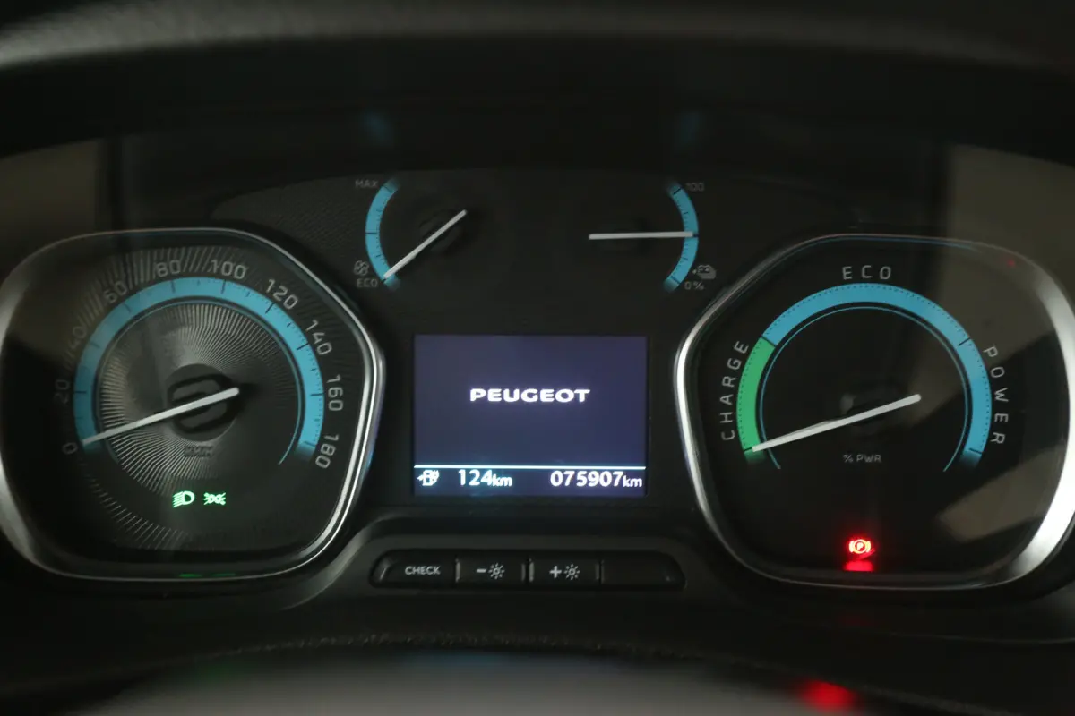 Elektrisch 75 kWh L3H1 Long Range | Snelladen | SOH 94% | Airco | Cruise | 3 Zits | Carplay | Parkeersens.