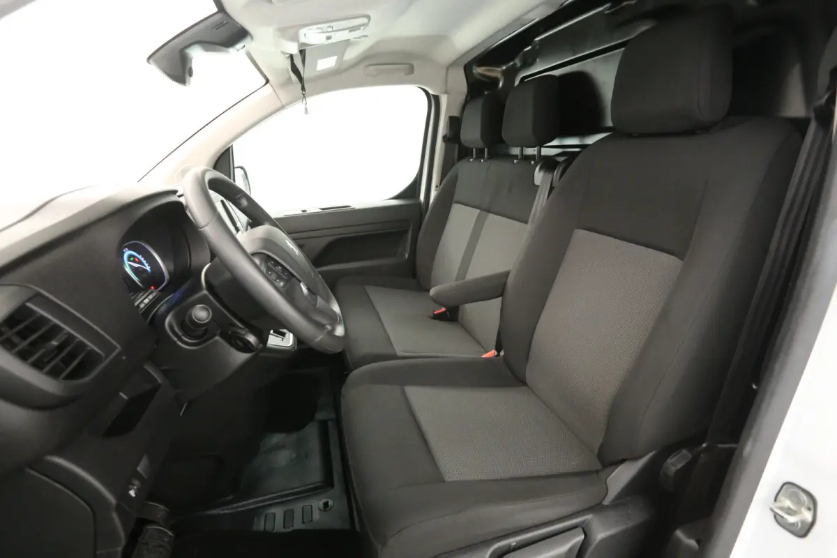 Elektrisch 75 kWh L3H1 Long Range | Snelladen | SOH 94% | Airco | Cruise | 3 Zits | Carplay | Parkeersens.