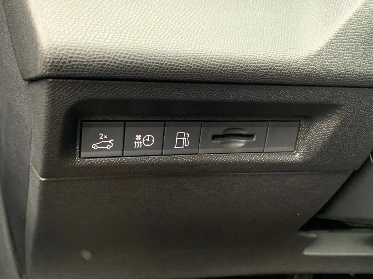 1.6 HYbrid GT 225 EAT8 First Edition Airco | Camera | Cruise Adaptief | DAB | Keyless | LED | LMV 19" | Navi | PDC V&A |