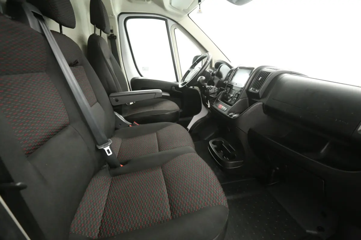 2.2D 140PK L3H2 3.5t | Clima | Camera | Carplay | Cruise | 3 Zits | Parkeersensoren