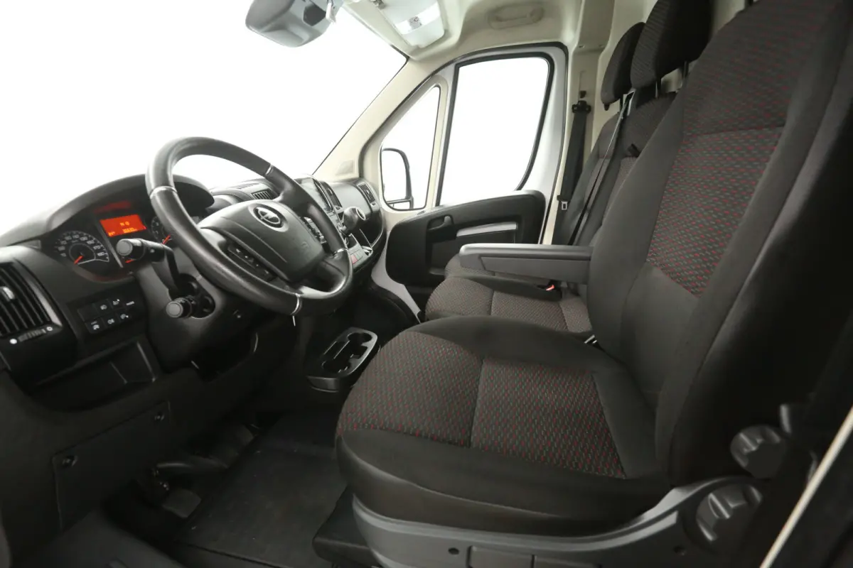2.2D 140PK L3H2 3.5t | Clima | Camera | Carplay | Cruise | 3 Zits | Parkeersensoren