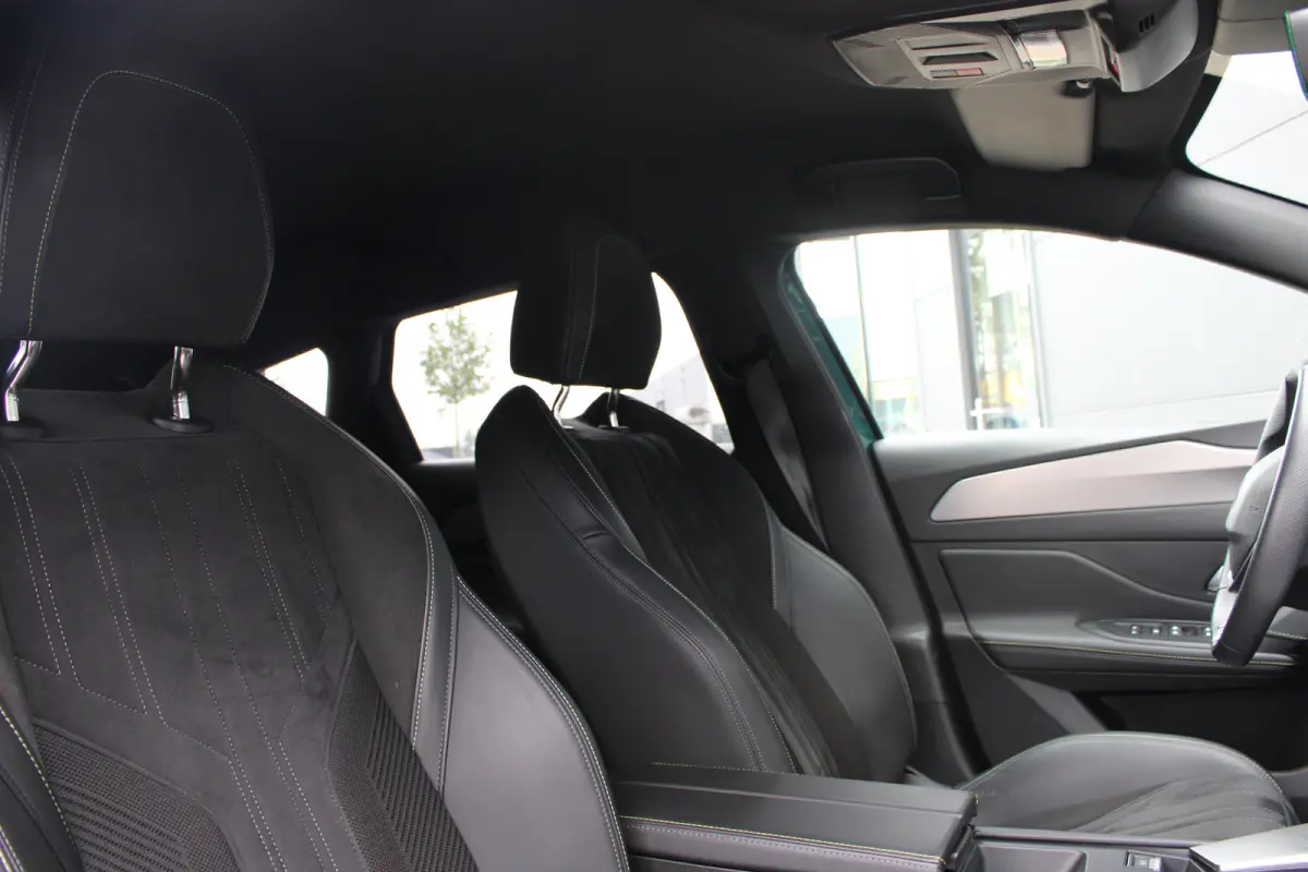 1.2 PureTech GT | Automaat | Navigatie | Camera | Apple carplay | 18 Inch lichtmetaal | Alcantara |
