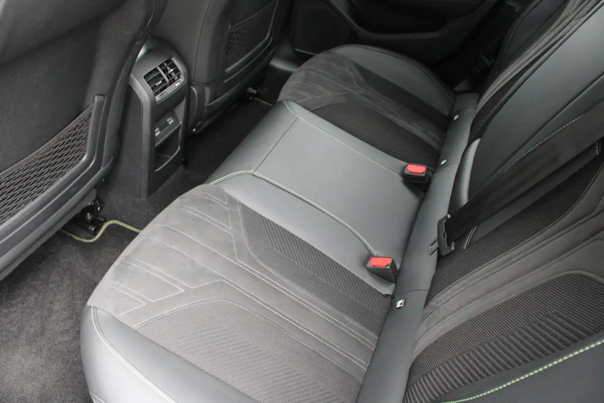 1.2 PureTech GT | Automaat | Navigatie | Camera | Apple carplay | 18 Inch lichtmetaal | Alcantara |