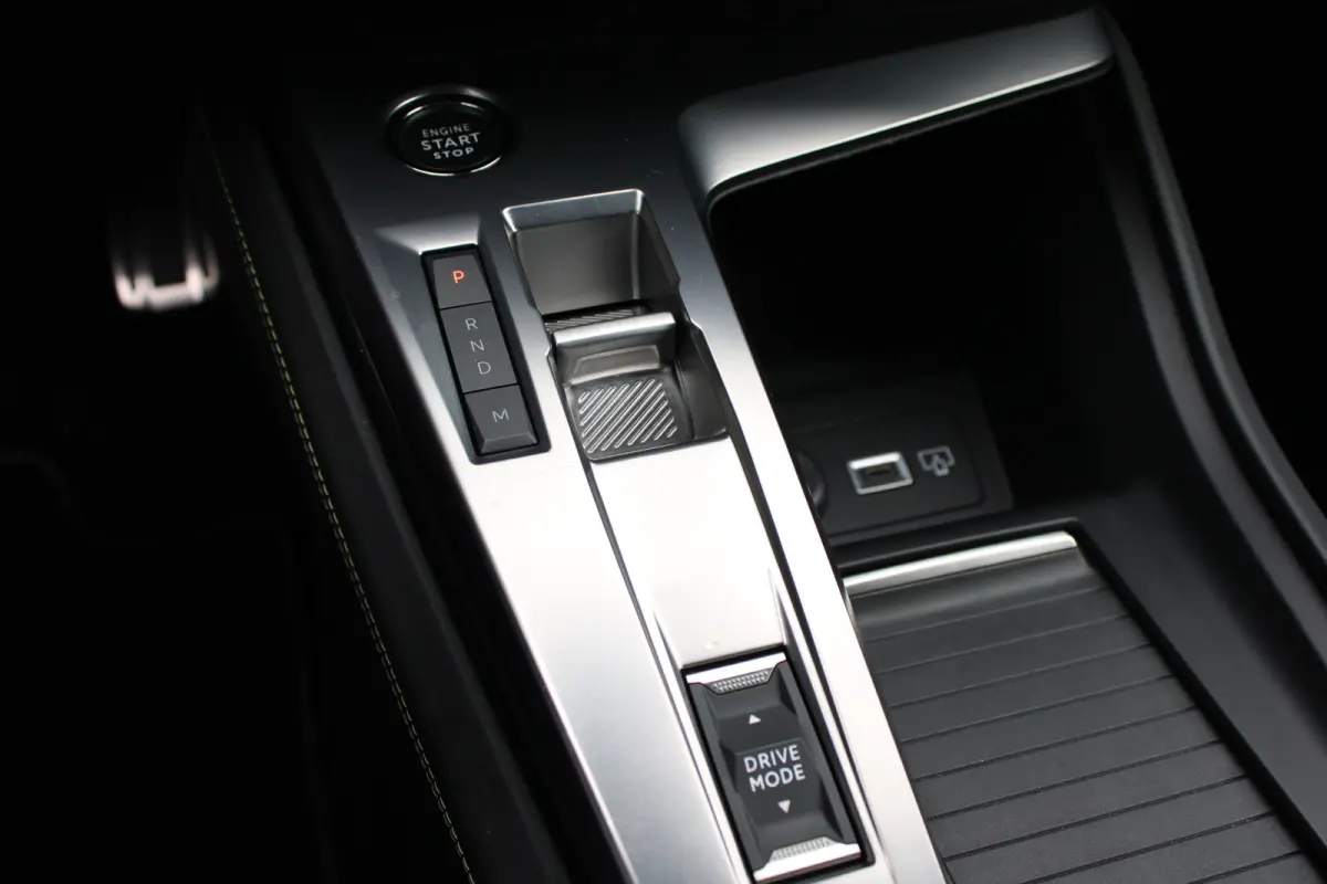 1.2 PureTech GT | Automaat | Navigatie | Camera | Apple carplay | 18 Inch lichtmetaal | Alcantara |