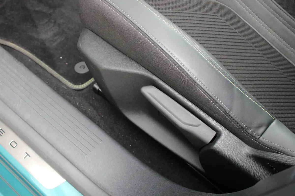 1.2 PureTech GT | Automaat | Navigatie | Camera | Apple carplay | 18 Inch lichtmetaal | Alcantara |