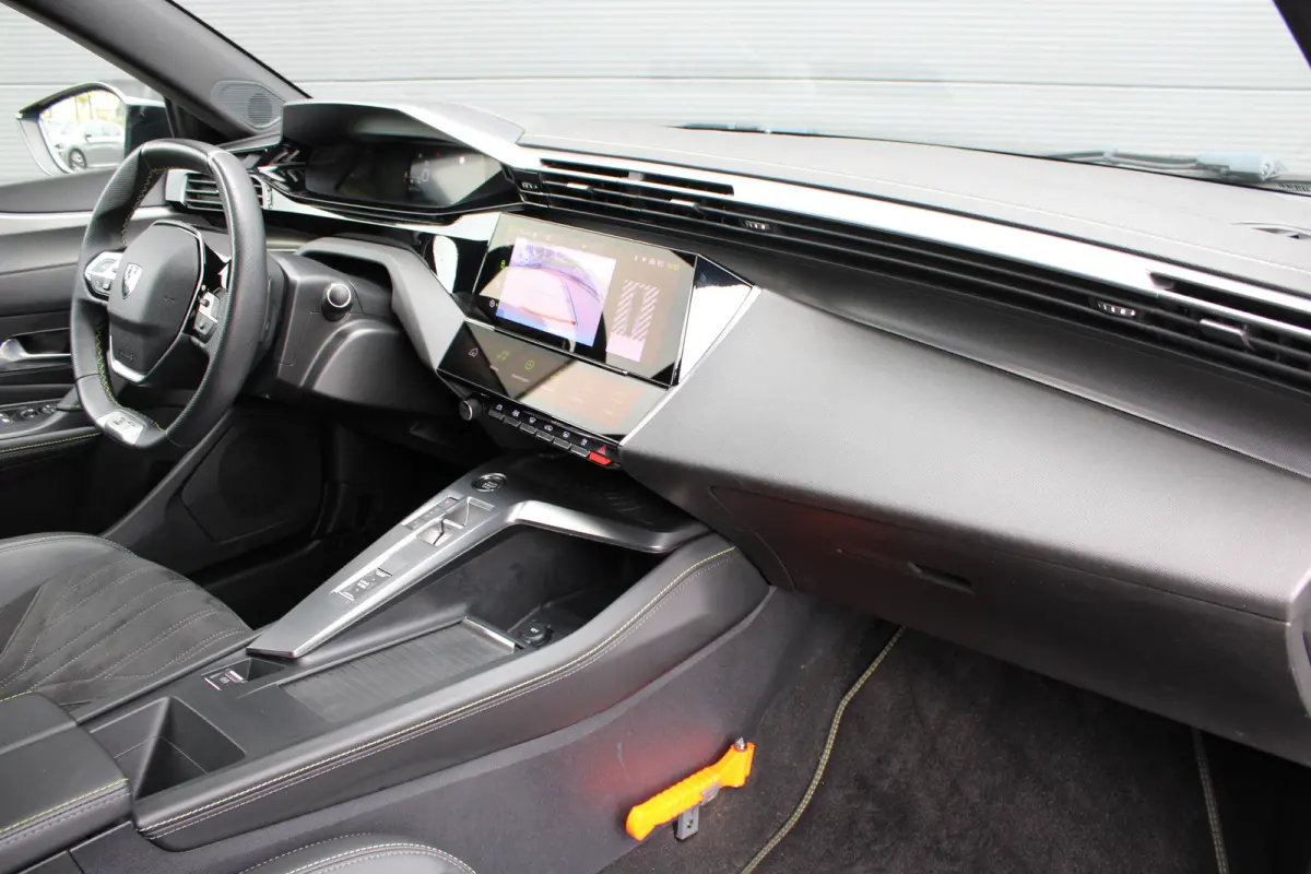 1.2 PureTech GT | Automaat | Navigatie | Camera | Apple carplay | 18 Inch lichtmetaal | Alcantara |