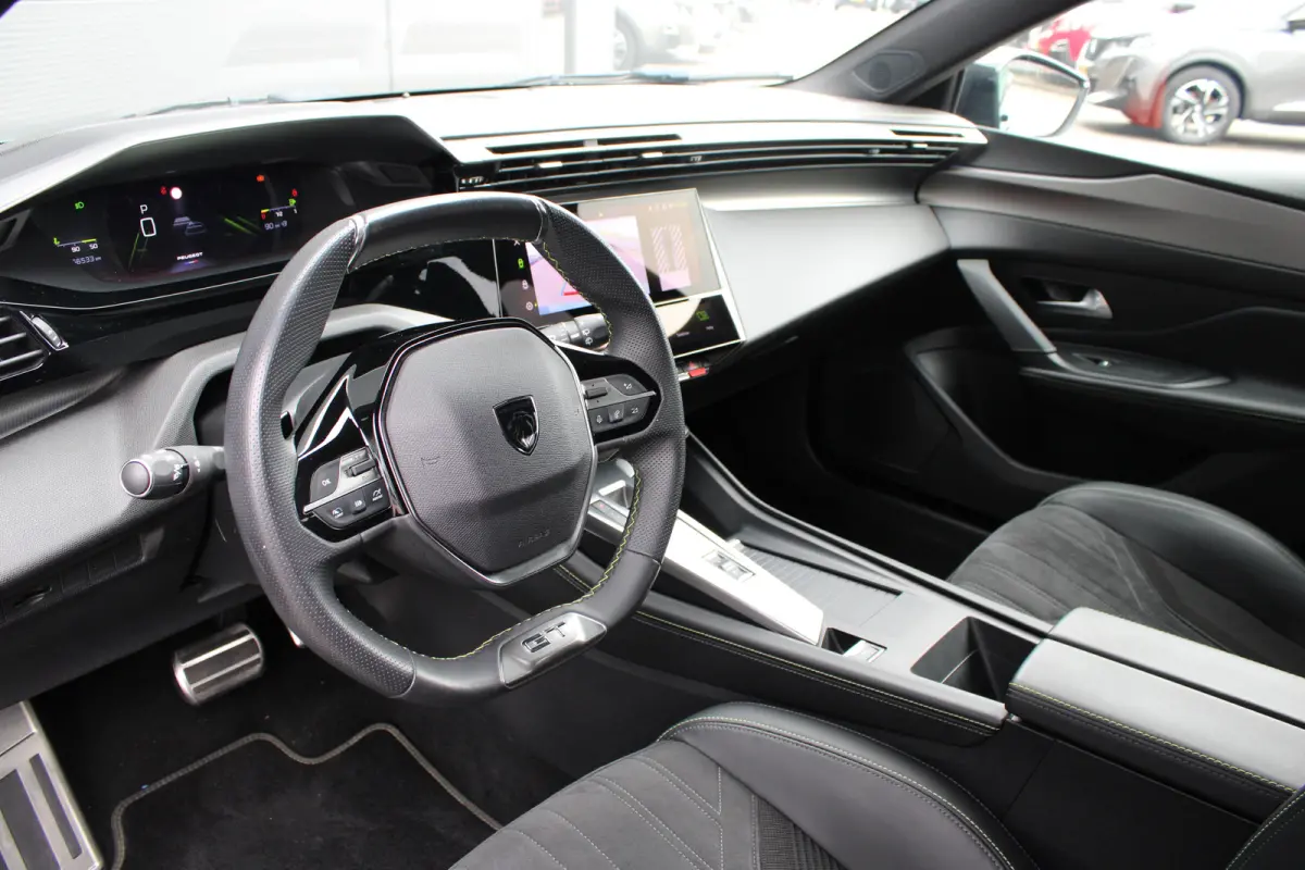 1.2 PureTech GT | Automaat | Navigatie | Camera | Apple carplay | 18 Inch lichtmetaal | Alcantara |