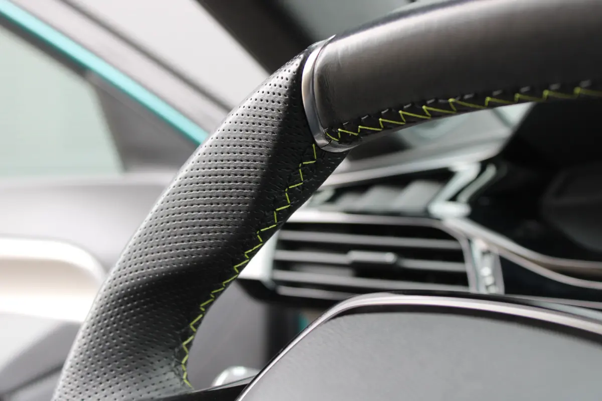 1.2 PureTech GT | Automaat | Navigatie | Camera | Apple carplay | 18 Inch lichtmetaal | Alcantara |