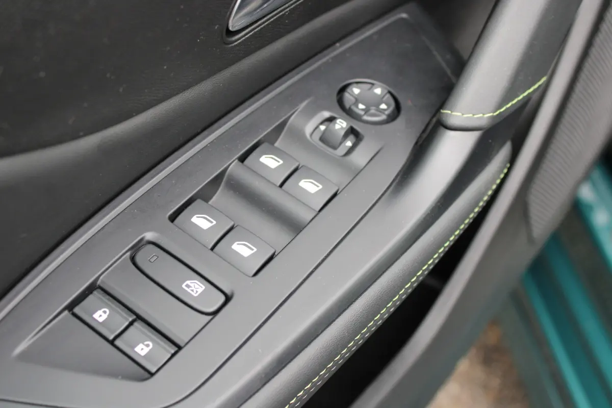 1.2 PureTech GT | Automaat | Navigatie | Camera | Apple carplay | 18 Inch lichtmetaal | Alcantara |