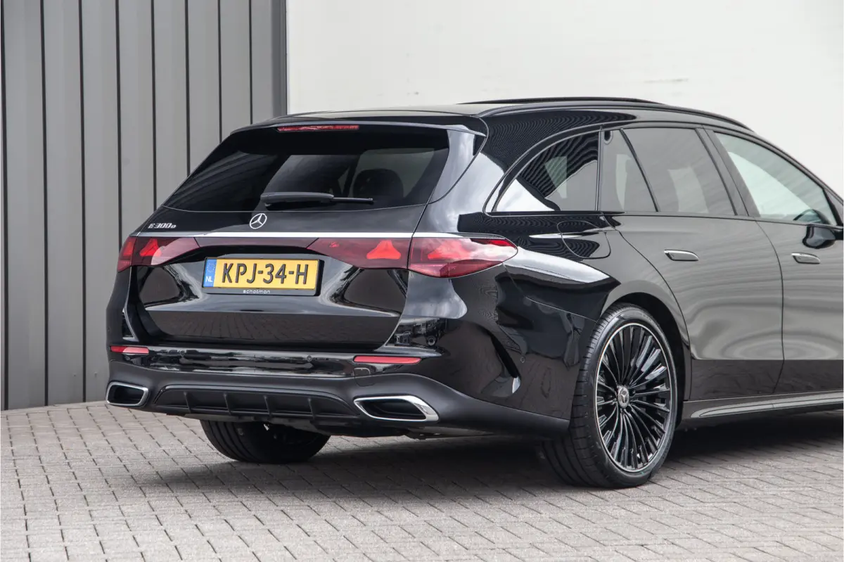 300 e AMG Premium, Hyperscreen, Distronic, Pano, Bruin Leder, Trekhaak, Nightpakket 2025