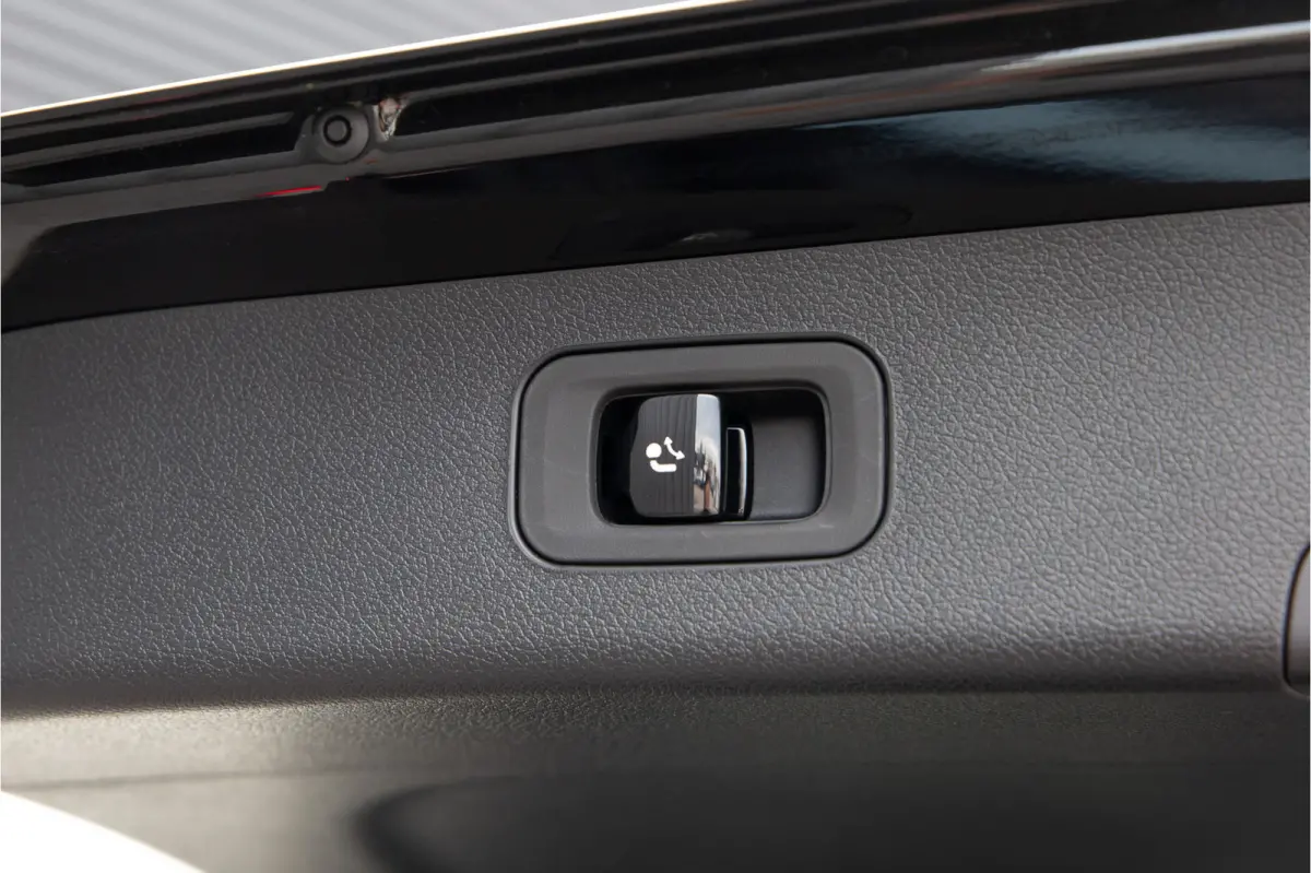 300 e AMG Premium, Hyperscreen, Distronic, Pano, Bruin Leder, Trekhaak, Nightpakket 2025