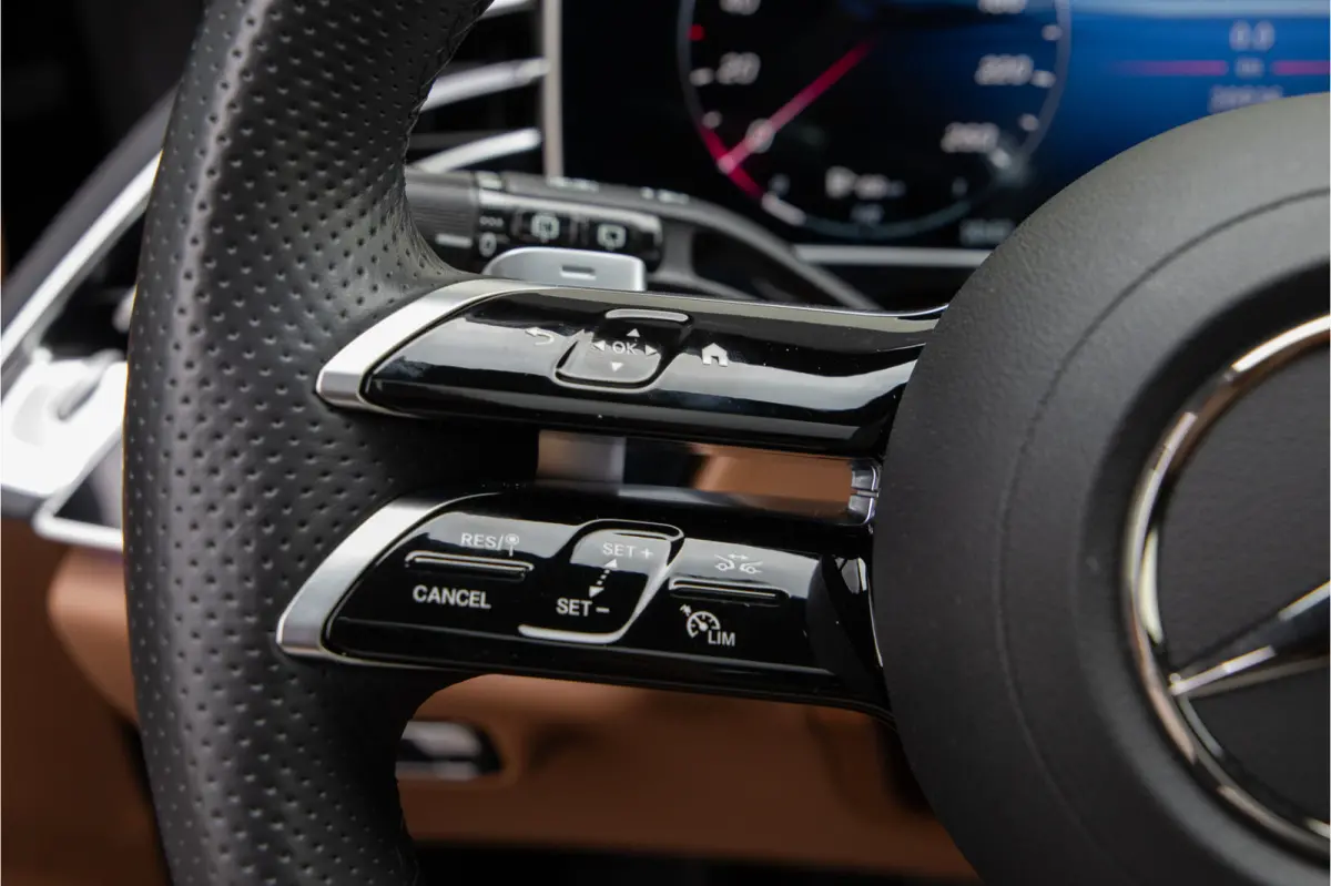 300 e AMG Premium, Hyperscreen, Distronic, Pano, Bruin Leder, Trekhaak, Nightpakket 2025