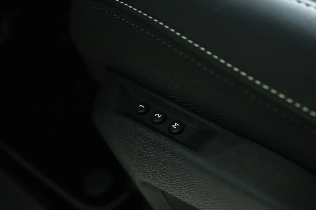 1.2 Hybrid 145 GT | DEMO-DEAL | Adapt. Cruise | Schuifdak | Massage | 360 Camera | Memory | Alcantara | Navi | Carplay | Keyless | Matrix | Elektr. Klep | Stoel+Stuurverwarming