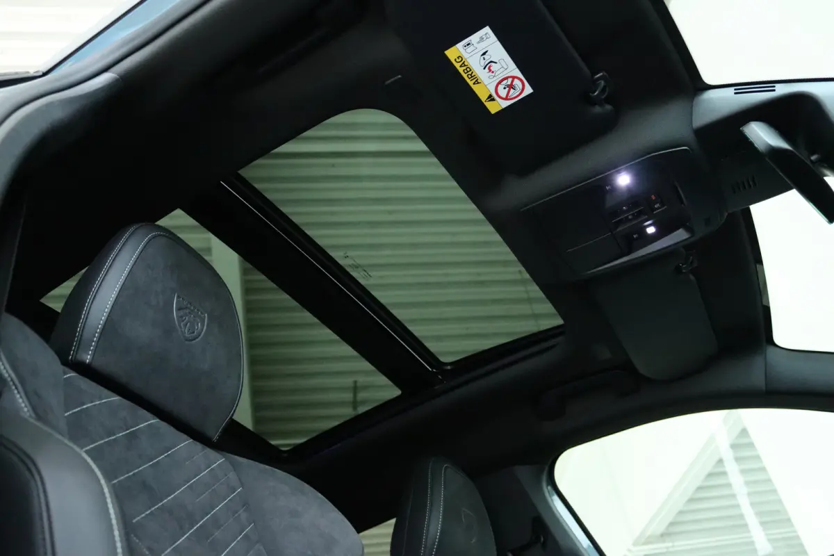 1.2 Hybrid 145 GT | DEMO-DEAL | Adapt. Cruise | Schuifdak | Massage | 360 Camera | Memory | Alcantara | Navi | Carplay | Keyless | Matrix | Elektr. Klep | Stoel+Stuurverwarming