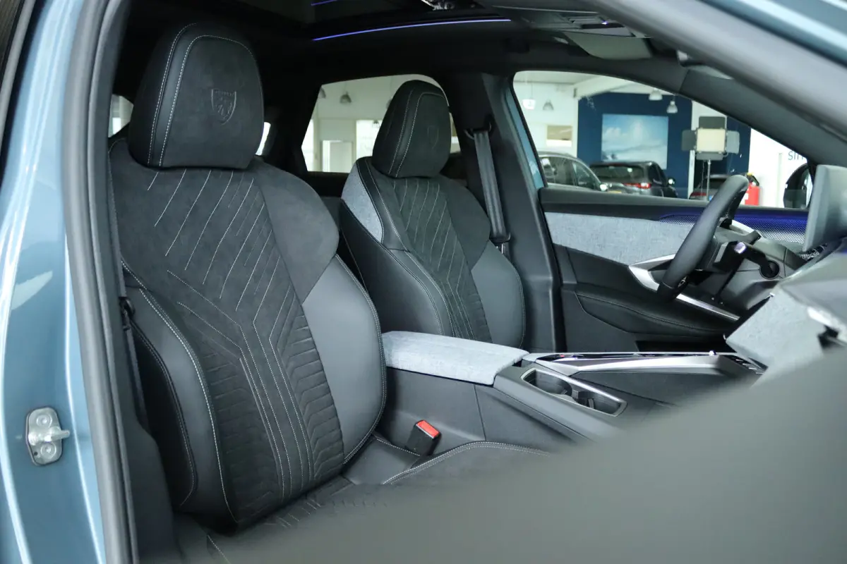 1.2 Hybrid 145 GT VOORRAAD ACTIE | 8 JAAR GARANTIE | | 360 vision & Drive Assist Plus Pack | Apple Carplay/Android Auto|telefoonintegratie premium | Bekleding Alcantara®/ kunstleder afgewer