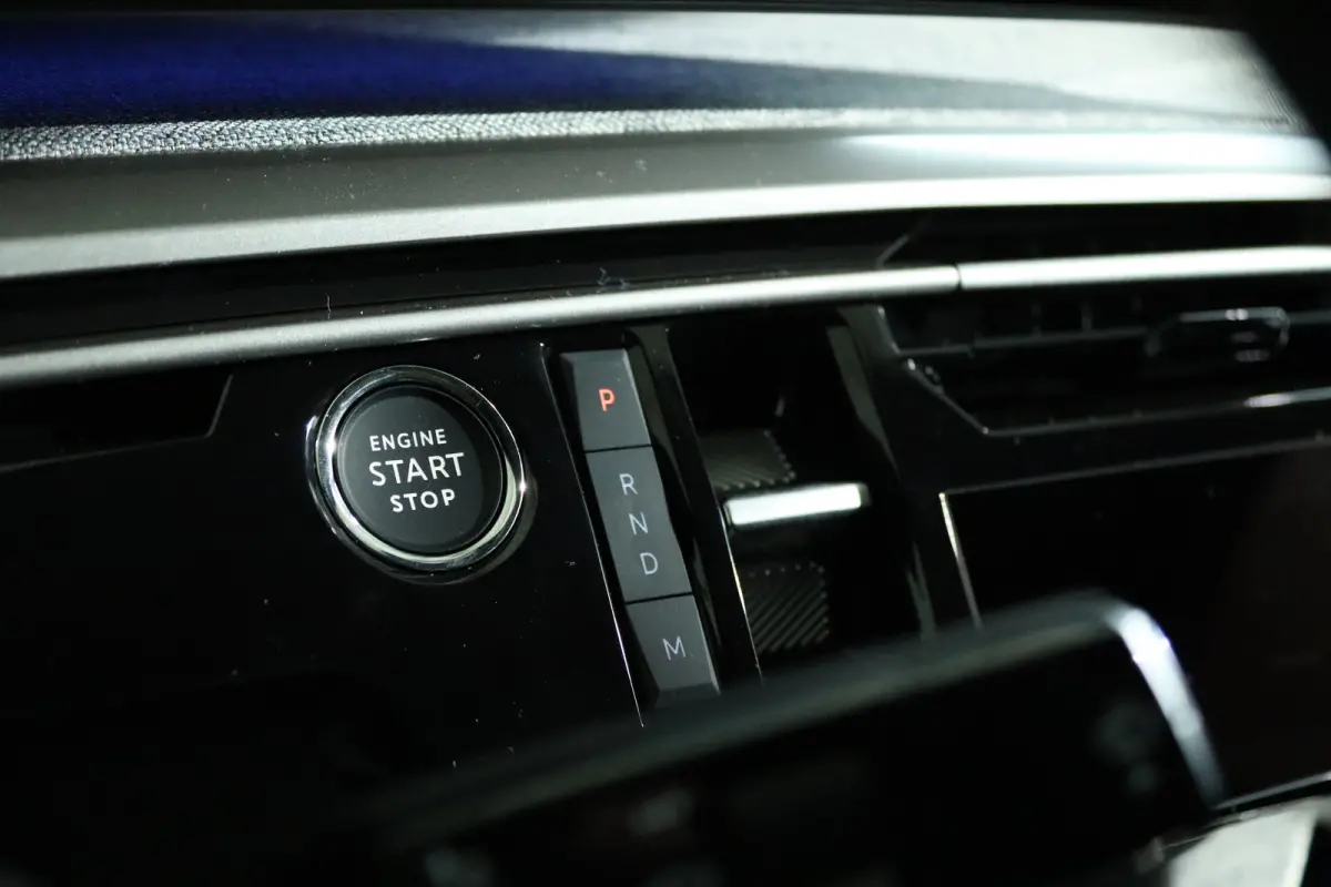 1.2 Hybrid 145 GT | DEMO-DEAL | Adapt. Cruise | Schuifdak | Massage | 360 Camera | Memory | Alcantara | Navi | Carplay | Keyless | Matrix | Elektr. Klep | Stoel+Stuurverwarming
