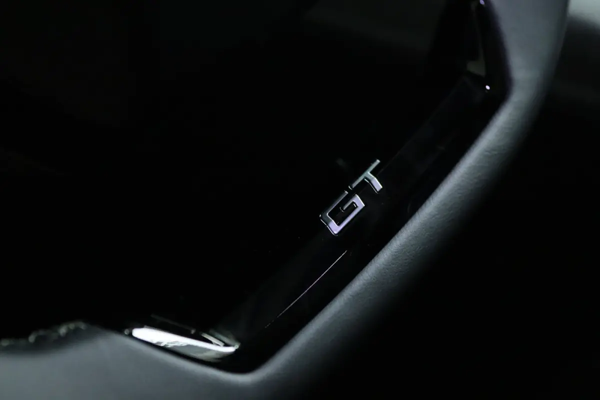 1.2 Hybrid 145 GT | DEMO-DEAL | Adapt. Cruise | Schuifdak | Massage | 360 Camera | Memory | Alcantara | Navi | Carplay | Keyless | Matrix | Elektr. Klep | Stoel+Stuurverwarming