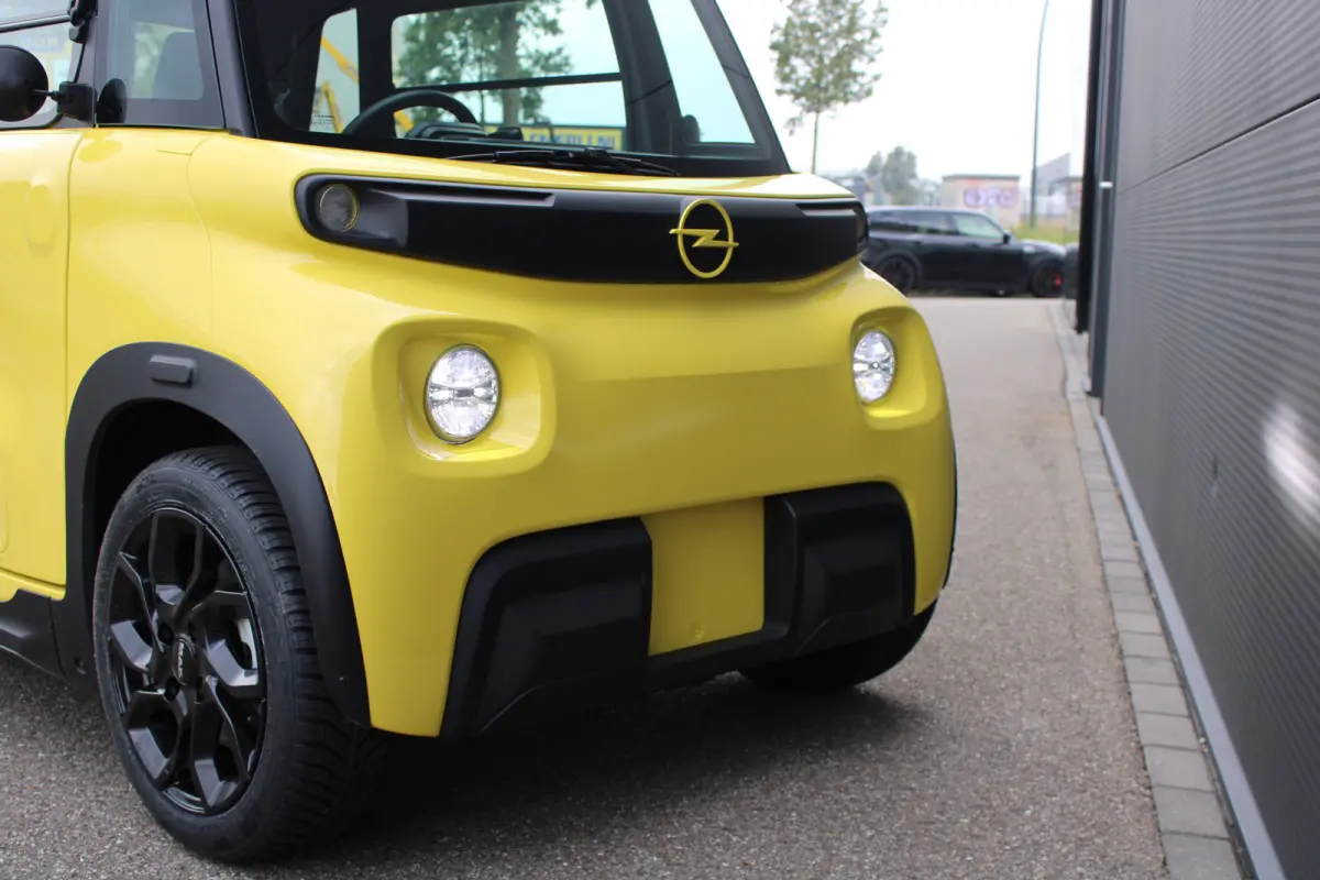 GS | Special yellow edition | Nieuw | Black Pack | Panoramadak | Bluetooth | Lichtmetaal |