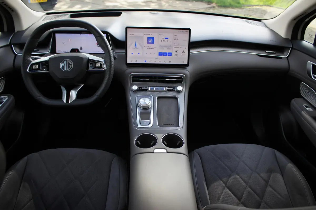 Luxury 2WD 77 kWh // Panoramadak | Stoelverwarming + verkoeling | HUD | 360 camera | Memory | CarPlay & Android Auto | V2L | Keyless Entry