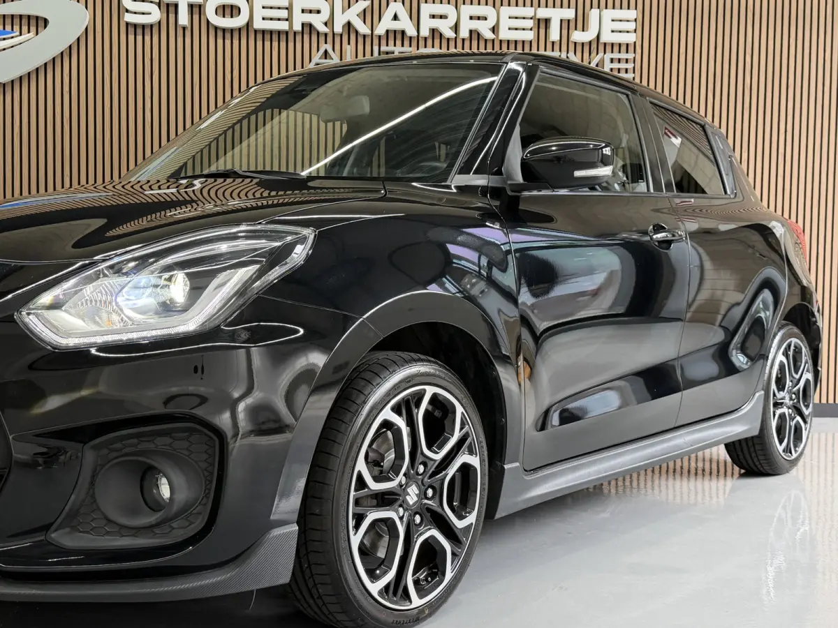 1.4 Sport Smart Hybrid | Navi | Carplay | Dodehoek | Camera | 17" | Stoelverwarming | ACC | 100% Suzuki Dealer onderhouden!
