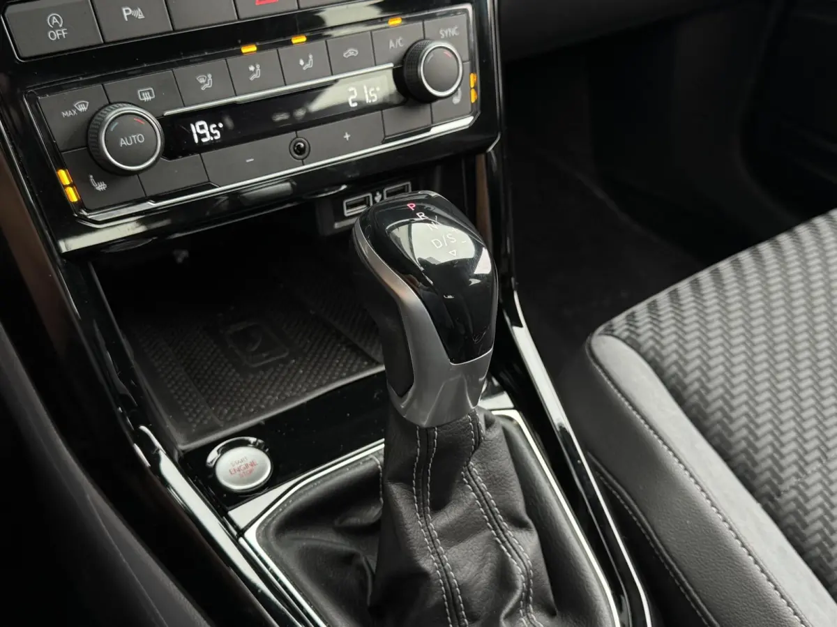 1.0 TSI R-line | Digital Cockpit | LED | Camera | Carplay | Adaptive Cruise | LED | Navigatie