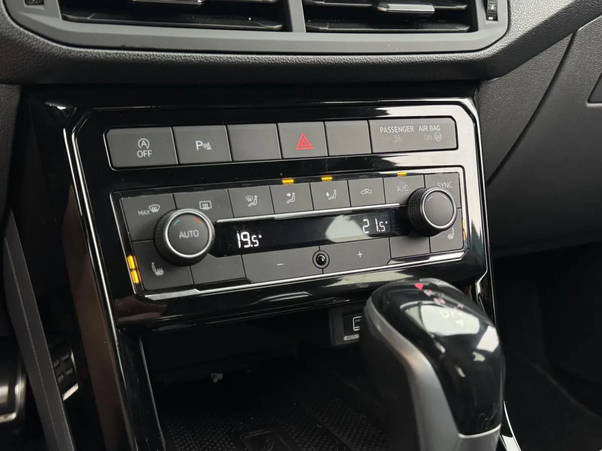 1.0 TSI R-line | Digital Cockpit | LED | Camera | Carplay | Adaptive Cruise | LED | Navigatie