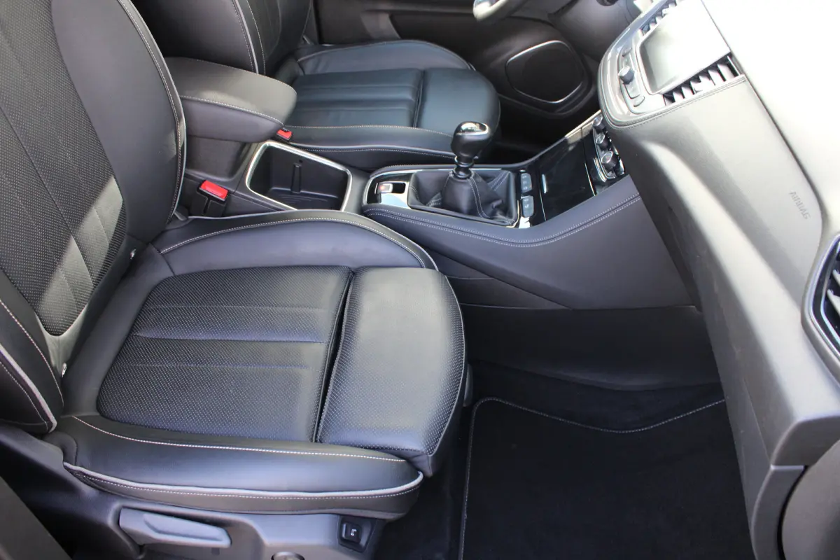 1.2 Turbo Innovation | Navigatie | Camera | Lederen bekleding | Stoelverwarming + koeling | Trekhaak |