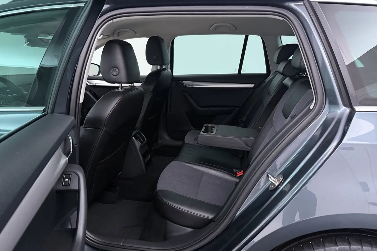 1.5 TSI Greentech Business Edition (CRUISE CONTROL, STOELVERWARMING, NAVIGATIE CARPLAY, PARKEERSENSOREN)