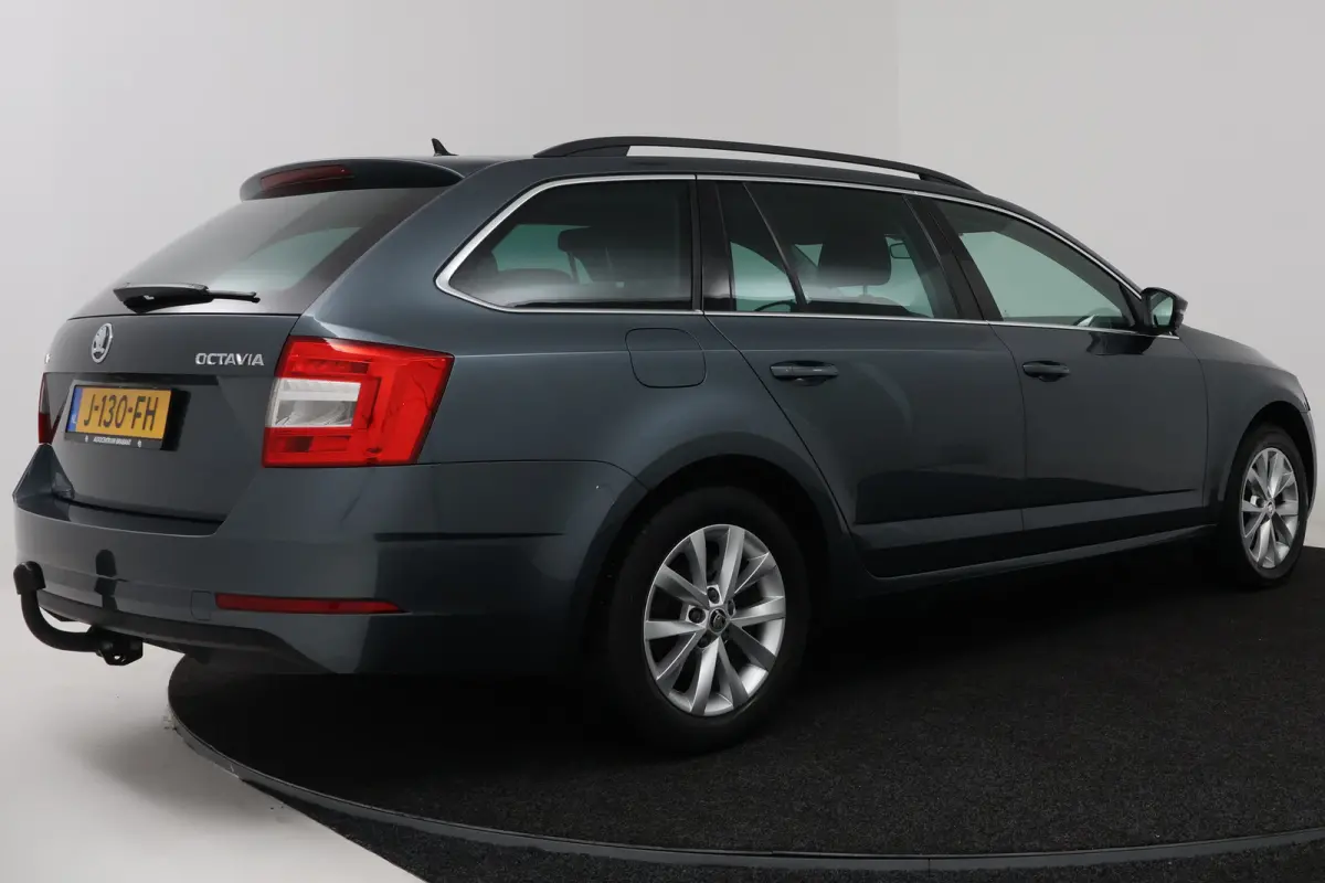 1.5 TSI Greentech Business Edition (CRUISE CONTROL, STOELVERWARMING, NAVIGATIE CARPLAY, PARKEERSENSOREN)