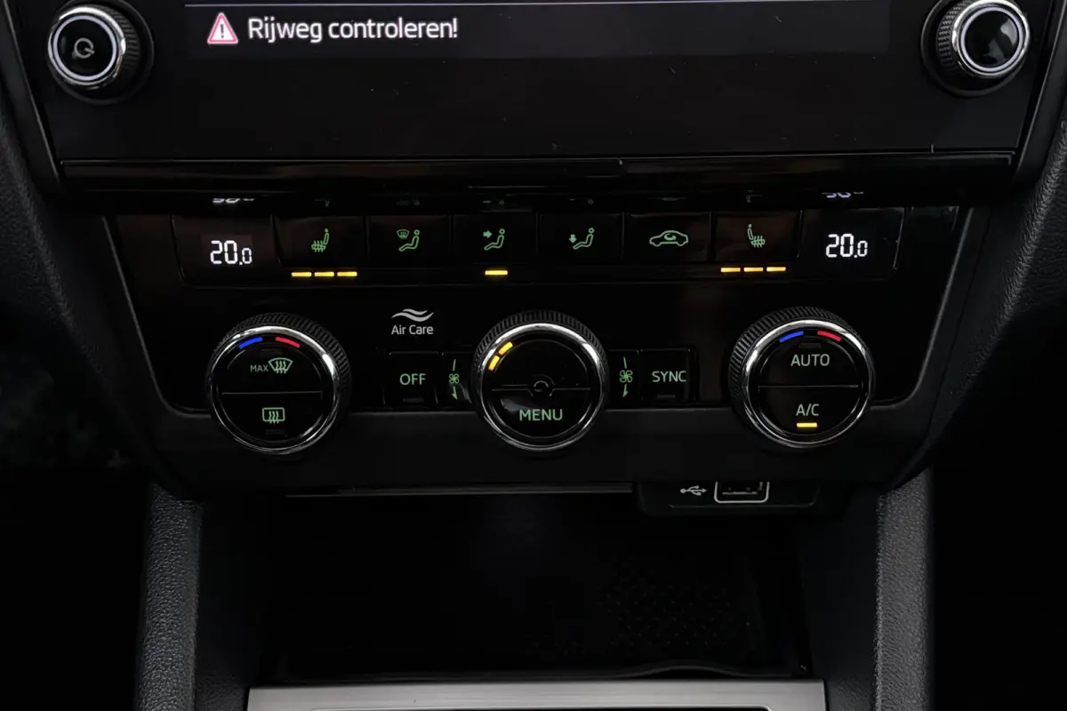 1.5 TSI Greentech Business Edition (CRUISE CONTROL, STOELVERWARMING, NAVIGATIE CARPLAY, PARKEERSENSOREN)