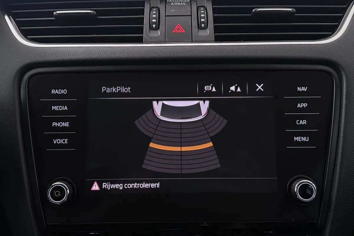1.5 TSI Greentech Business Edition (CRUISE CONTROL, STOELVERWARMING, NAVIGATIE CARPLAY, PARKEERSENSOREN)