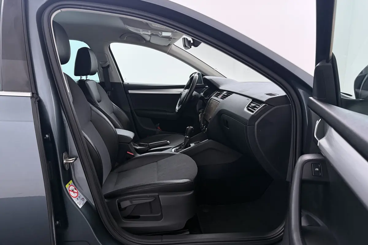 1.5 TSI Greentech Business Edition (CRUISE CONTROL, STOELVERWARMING, NAVIGATIE CARPLAY, PARKEERSENSOREN)