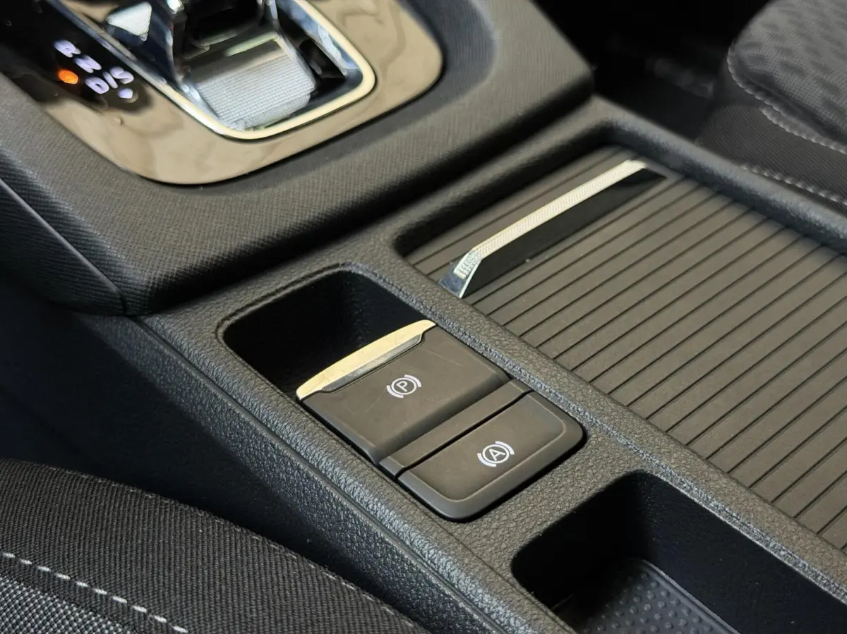 1.0 e-TSI Business Edition Plus Automaat | Achteruitrijcamera | Apple CarPlay/Android Auto | Adaptieve cruise control | Climate control | LED verlichting | Signaalkleur | Parkeersensoren voo