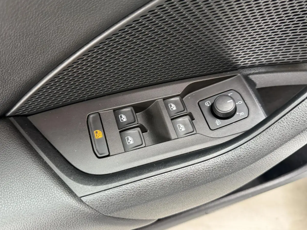 1.0 e-TSI Business Edition Plus Automaat | Achteruitrijcamera | Apple CarPlay/Android Auto | Adaptieve cruise control | Climate control | LED verlichting | Signaalkleur | Parkeersensoren voo