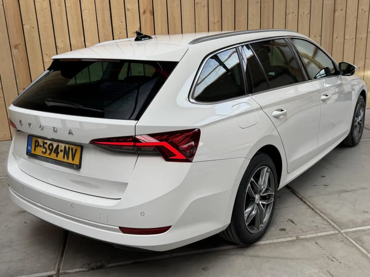 1.0 e-TSI Business Edition Plus Automaat | Achteruitrijcamera | Apple CarPlay/Android Auto | Adaptieve cruise control | Climate control | LED verlichting | Signaalkleur | Parkeersensoren voo