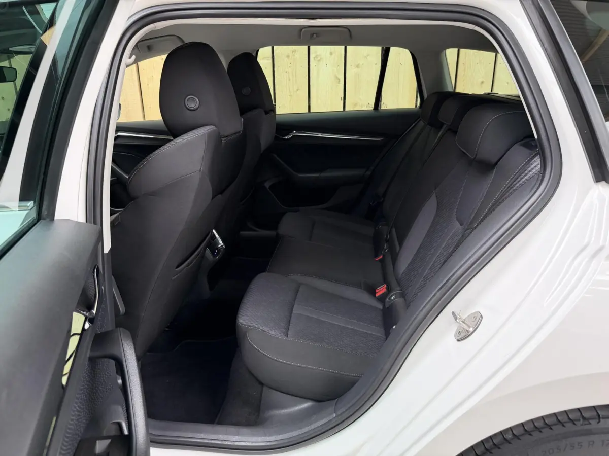 1.0 e-TSI Business Edition Plus Automaat | Achteruitrijcamera | Apple CarPlay/Android Auto | Adaptieve cruise control | Climate control | LED verlichting | Signaalkleur | Parkeersensoren voo