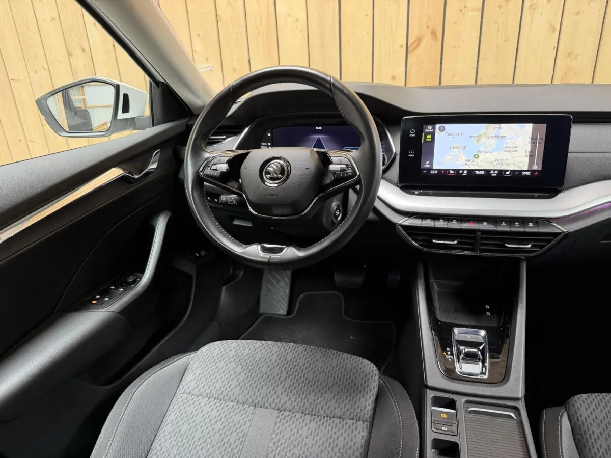 1.0 e-TSI Business Edition Plus Automaat | Achteruitrijcamera | Apple CarPlay/Android Auto | Adaptieve cruise control | Climate control | LED verlichting | Signaalkleur | Parkeersensoren voo
