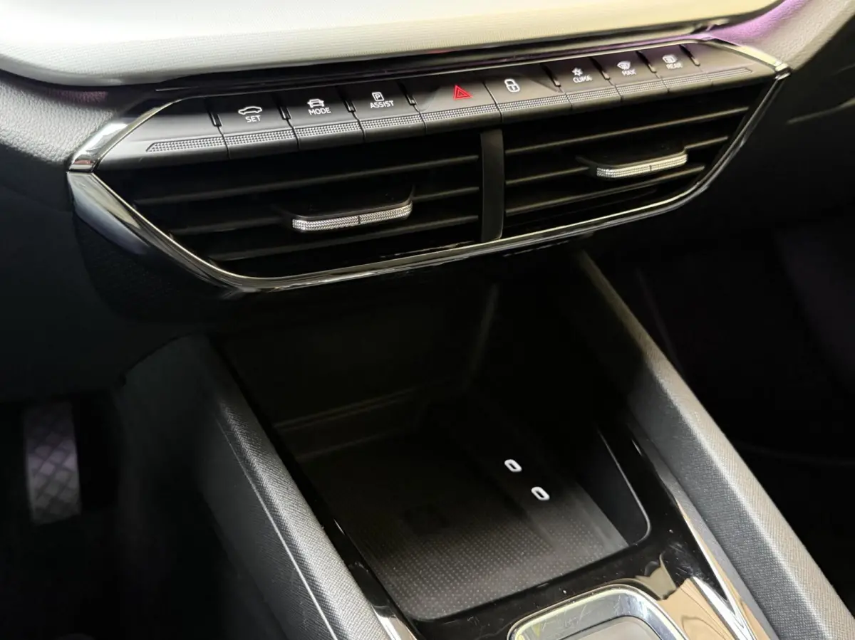 1.0 e-TSI Business Edition Plus Automaat | Achteruitrijcamera | Apple CarPlay/Android Auto | Adaptieve cruise control | Climate control | LED verlichting | Signaalkleur | Parkeersensoren voo