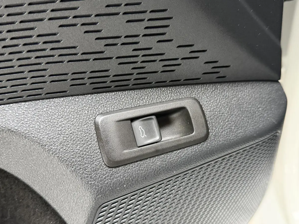 1.0 e-TSI Business Edition Plus Automaat | Achteruitrijcamera | Apple CarPlay/Android Auto | Adaptieve cruise control | Climate control | LED verlichting | Signaalkleur | Parkeersensoren voo