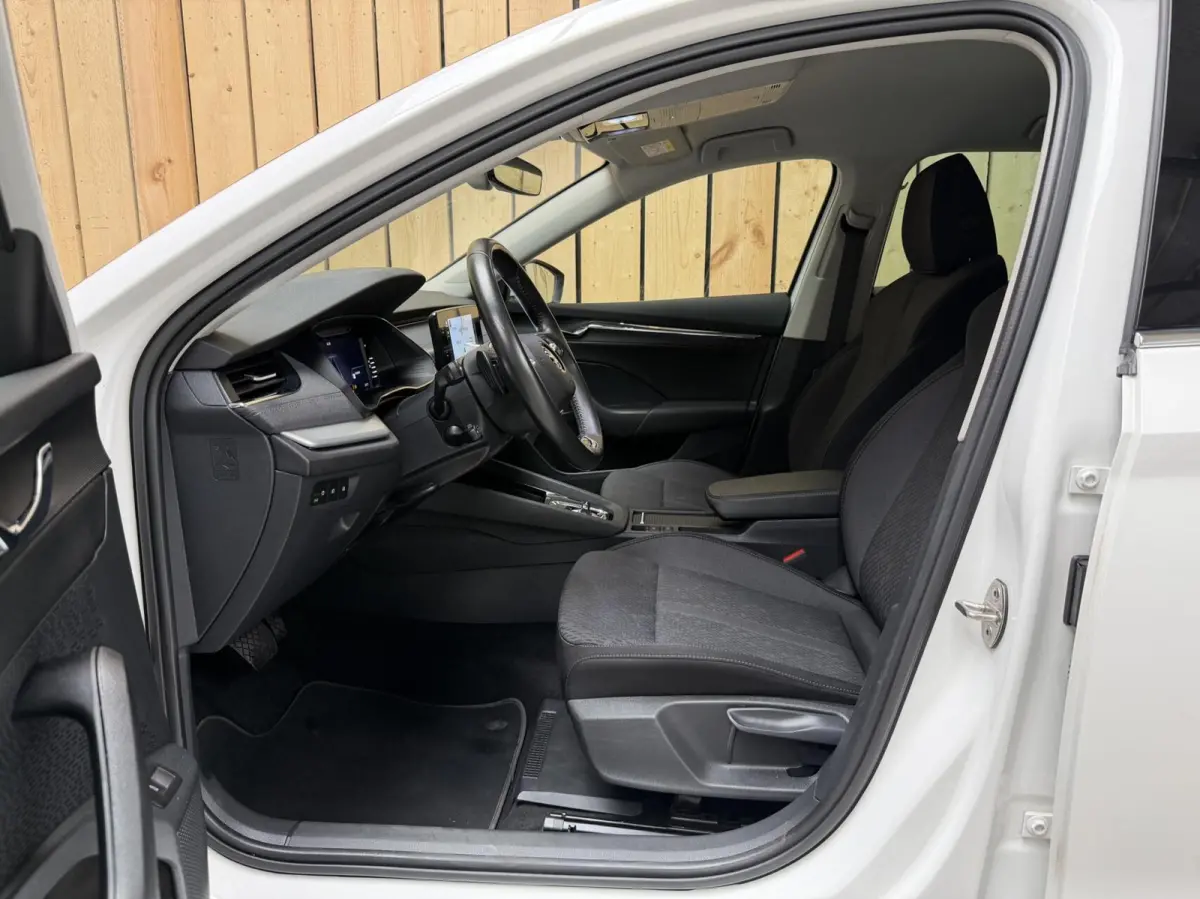1.0 e-TSI Business Edition Plus Automaat | Achteruitrijcamera | Apple CarPlay/Android Auto | Adaptieve cruise control | Climate control | LED verlichting | Signaalkleur | Parkeersensoren voo