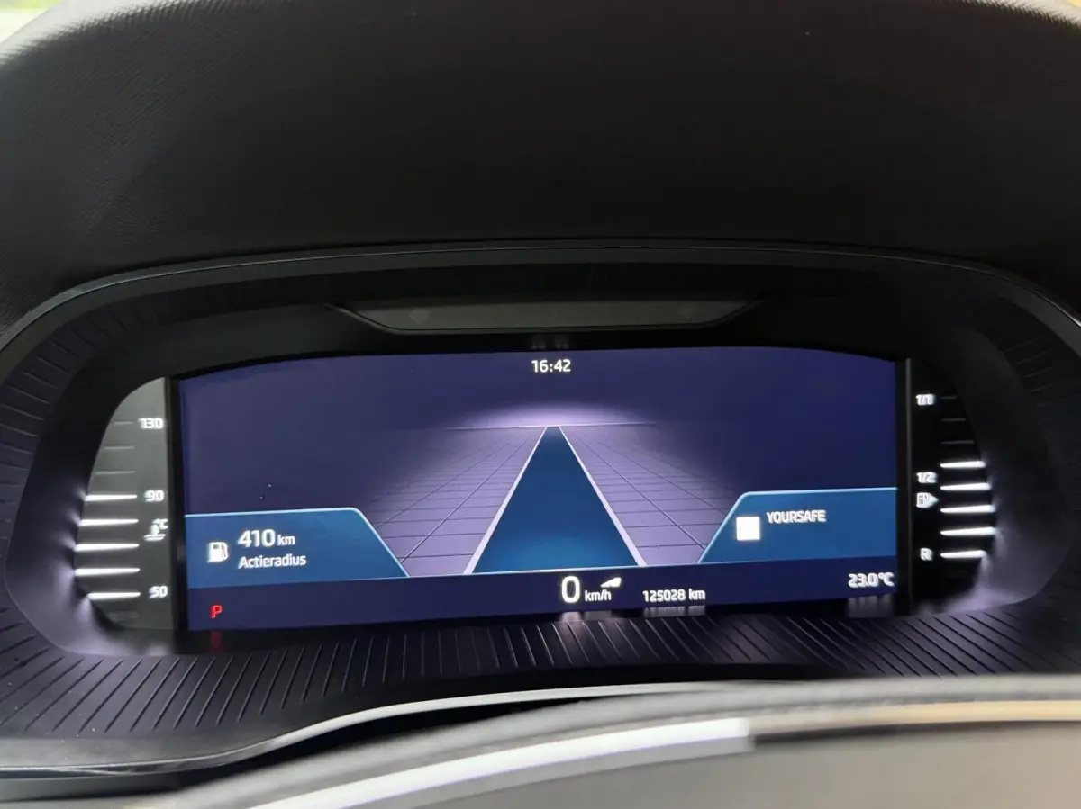 1.0 e-TSI Business Edition Plus Automaat | Achteruitrijcamera | Apple CarPlay/Android Auto | Adaptieve cruise control | Climate control | LED verlichting | Signaalkleur | Parkeersensoren voo