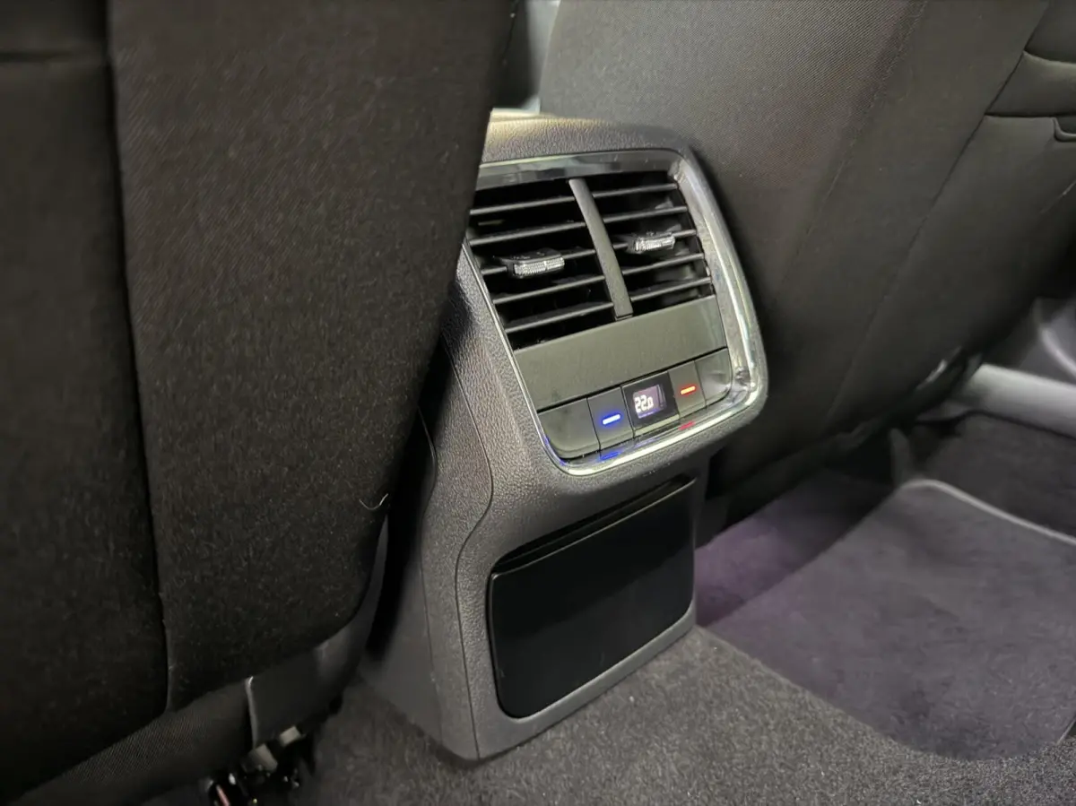 1.0 e-TSI Business Edition Plus Automaat | Achteruitrijcamera | Apple CarPlay/Android Auto | Adaptieve cruise control | Climate control | LED verlichting | Signaalkleur | Parkeersensoren voo